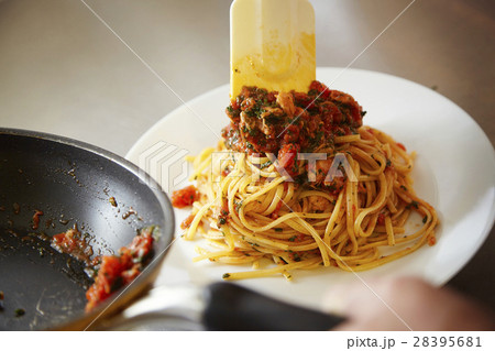 パスタ盛り付け 28395681