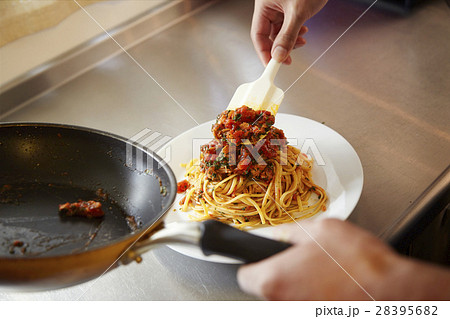 パスタ盛り付け 28395682