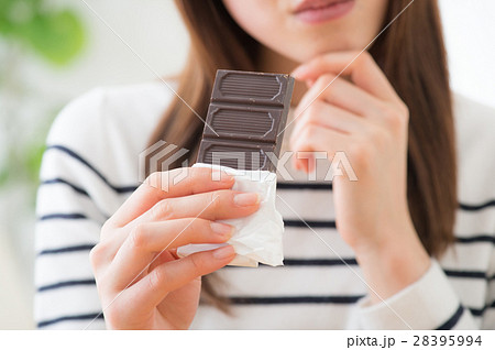 板チョコを持ち悩む若い女性 28395994