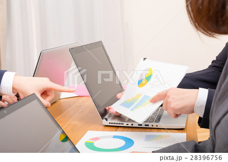 ビジネスマン　サラリーマン　パソコン　オフィスイメージ　ビジネスイメージ　データ　グラフ　ミーティン 28396756