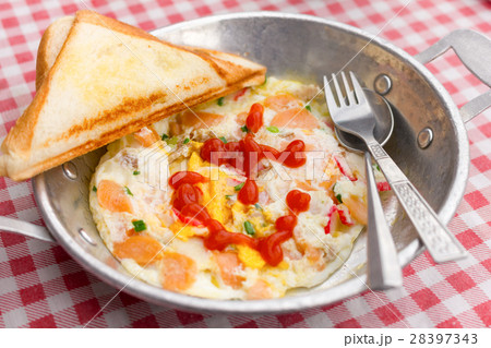 Breakfast fried egg with toppings and garlic bread 28397343