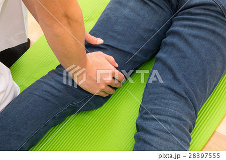 マッサージ　整体　手元　施術　下半身　足　ふとももからふくらはぎ　凝り　疲労 28397555