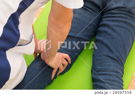 マッサージ 整体 手元 施術 下半身 足 ふとももからふくらはぎ 凝り 疲労 マッサージ 整体 手元 施術 下半身 足 ふとももからふくらはぎ 凝り 疲労 28397558