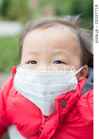 cute baby get cold 28397718