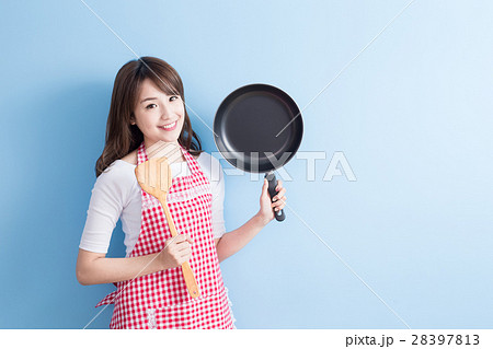 housewife take wok and spoon 28397813