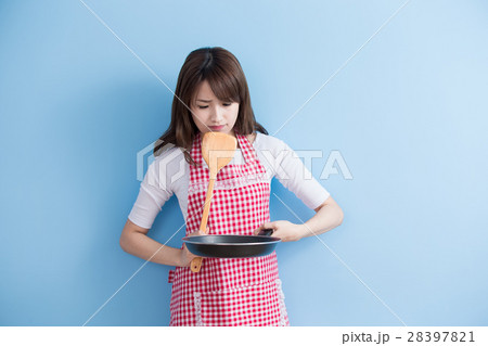 housewife take wok and spoon housewife take wok and spoon 28397821