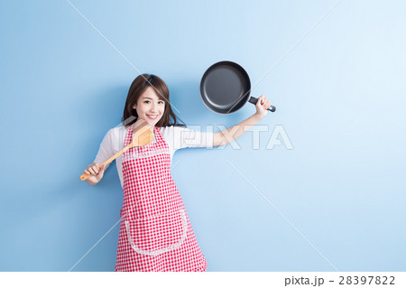 housewife take wok and spoon 28397822