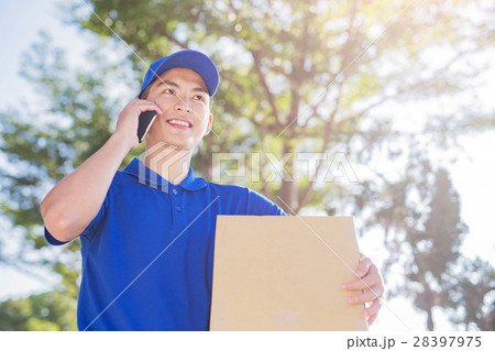 deliveryman talk on phone 28397975