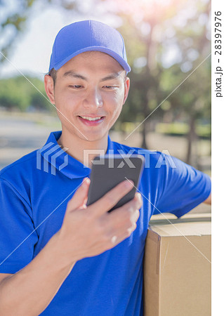 deliveryman talk on phone 28397976