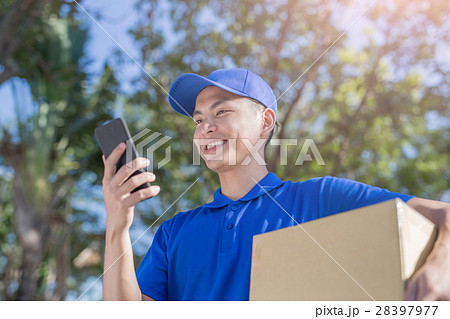 deliveryman talk on phone 28397977