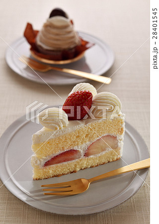 苺のショートケーキとモンブランの写真素材