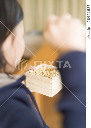 節分イメージ（子ども 豆まき） 28401683