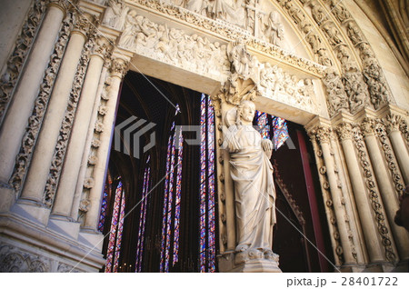 フランス サントシャペルの入り口の像 28401722