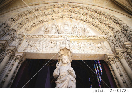 フランス サントシャペルの入り口の像 28401723