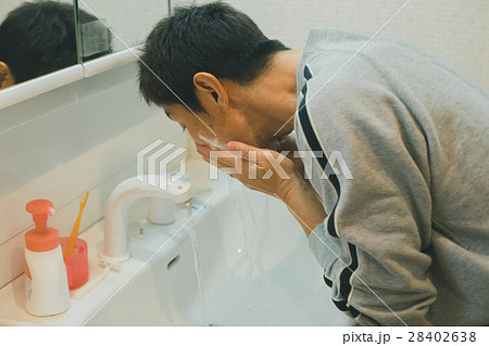 middle-aged and older person middle-aged and older person 28402638