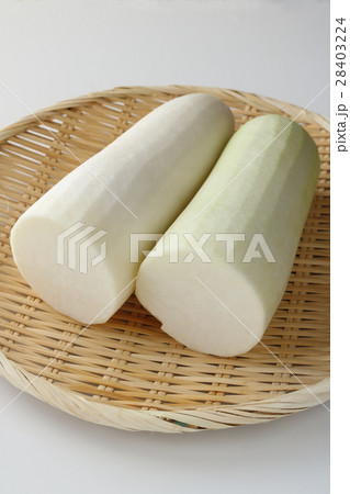 大根の皮むき 28403224