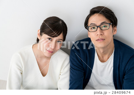 見上げる男女 28409674