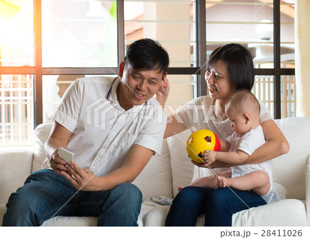 asian father playing 28411026