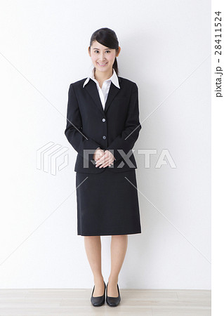 スーツを着た女性 28411524