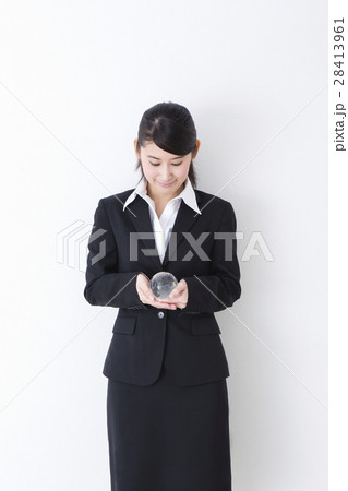 スーツを着た女性 28413961