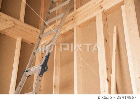 建築中の住居と脚立 28414967