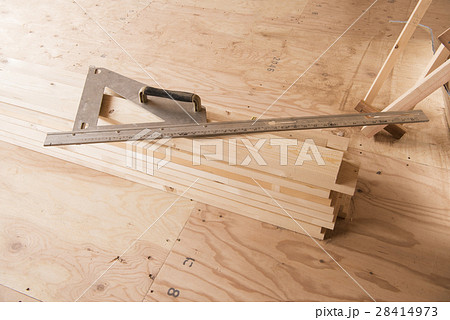丸鋸ガイド定規と木材 丸鋸ガイド定規と木材 28414973