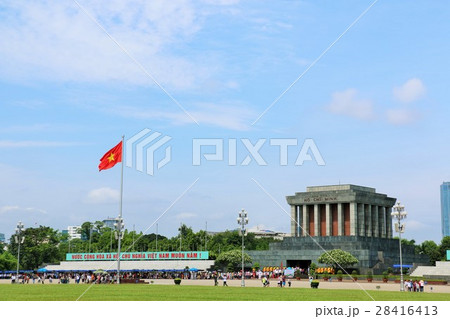 ベトナム　青空のホーチミン廟 28416413