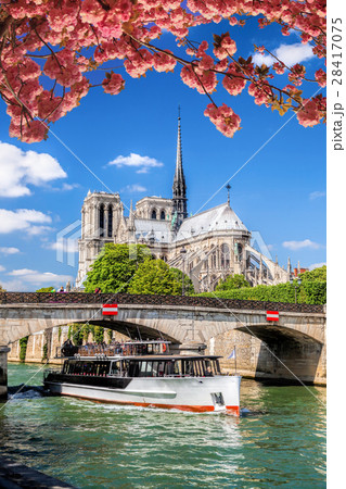 Paris, Notre Dame with boat on Seine, France Paris, Notre Dame with boat on Seine, France 28417075