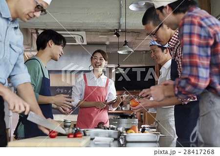 社会人男子 料理教室 先生の写真素材