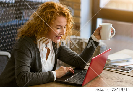 Attractive woman having a coffee break in the cafe 28419714