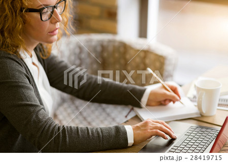 Concentrated businesswoman working in the cafe 28419715