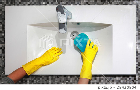 washing white sink in bathroom 28420804
