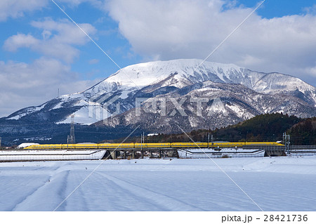 雪の伊吹山とドクターイエロー 雪の伊吹山とドクターイエロー 28421736