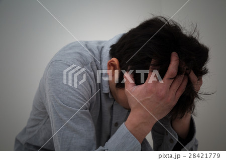 苦しむ男性 黒バック 苦しむ男性 黒バック 28421779