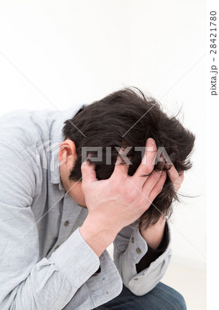 苦しむ男性　白バック 28421780