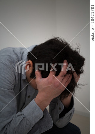 苦しむ男性 黒バック 苦しむ男性 黒バック 28421781