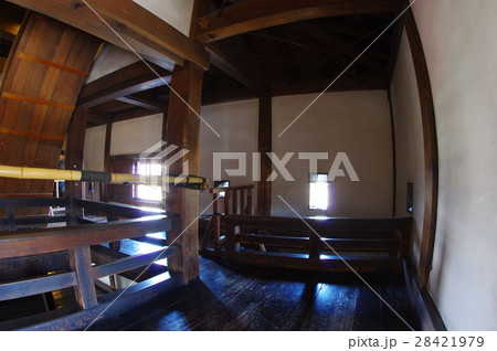 信州 国宝 松本城の内部 天守三階廊下隅と鉄砲狭間 信州 国宝 松本城の内部 天守三階廊下隅と鉄砲狭間 28421979