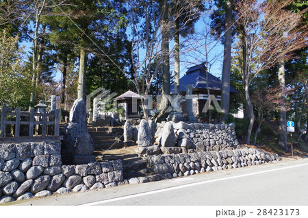 信州の文化財　駒ヶ根市長福寺　俯瞰　宝篋印塔と大乗妙典供養塔など　守屋貞七の作（駒ヶ根市長福寺） 28423173