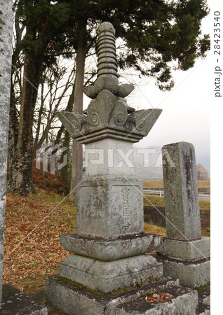 信州の文化財　守屋貞治の祖父　守屋貞七の宝篋印塔　俯瞰（駒ケ根市南割上穂本線） 28423540