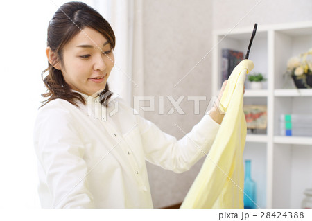部屋で洋服を選ぶ女性 部屋で洋服を選ぶ女性 28424388