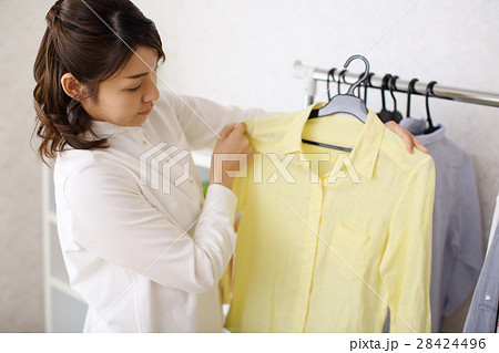 部屋で洋服を選ぶ女性 部屋で洋服を選ぶ女性 28424496
