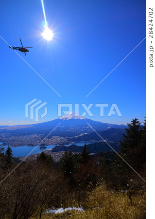 新道峠から目の前をヘリの横切る富士山 28424702