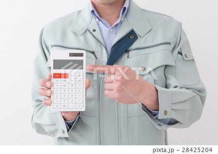 電卓を持つビジネスマン　白バック 28425204