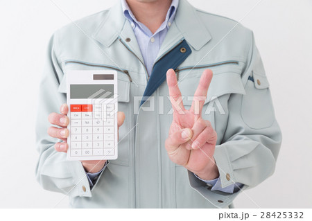 電卓を持つビジネスマン 白バック 電卓を持つビジネスマン 白バック 28425332