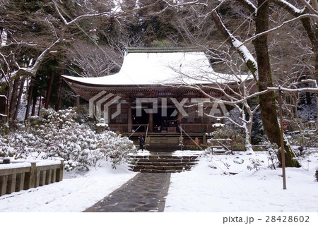 雪の室生寺本堂 28428602