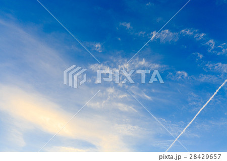青空と飛行機雲 28429657