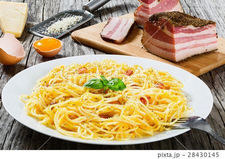 Spaghetti carbonara 28430145