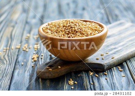 Whole grain oats in a wooden bowl. 28431102