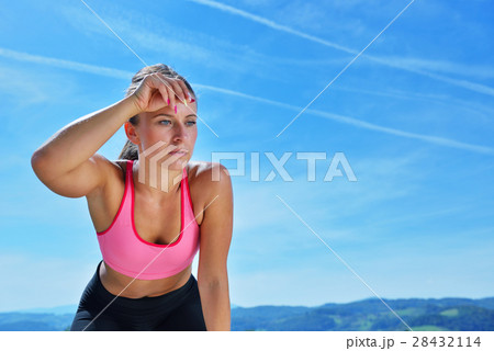 Sweaty fitness woman tired after training. 28432114