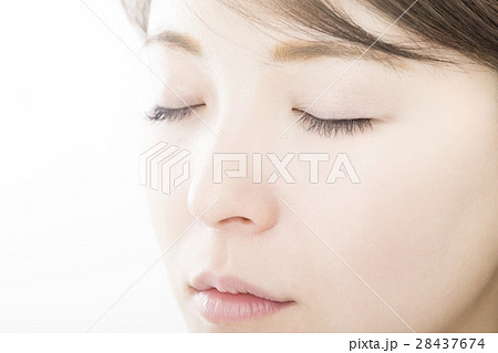 ビューティ イメージ 保湿 目を閉じる 眠る ナチュラルメイク 素肌 すっぴん 白バックの写真素材